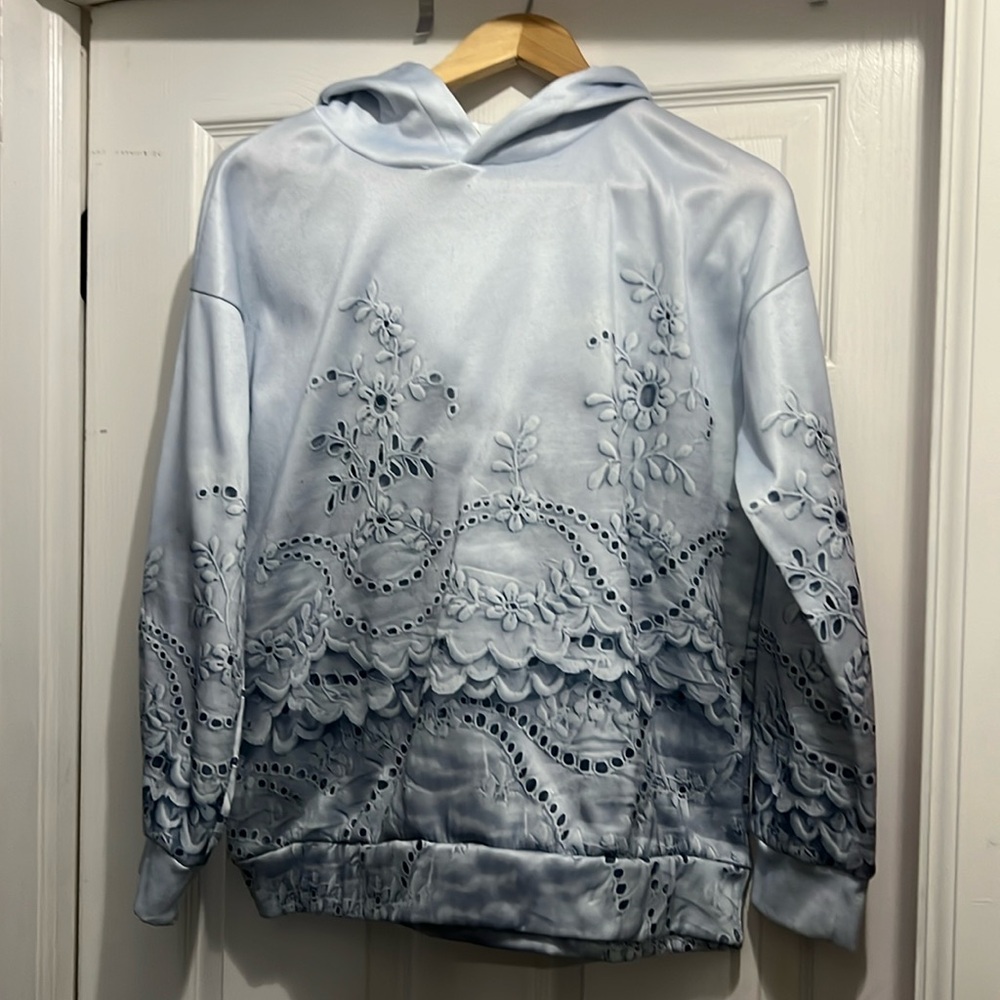 Lilac hooded top with 3D looking print